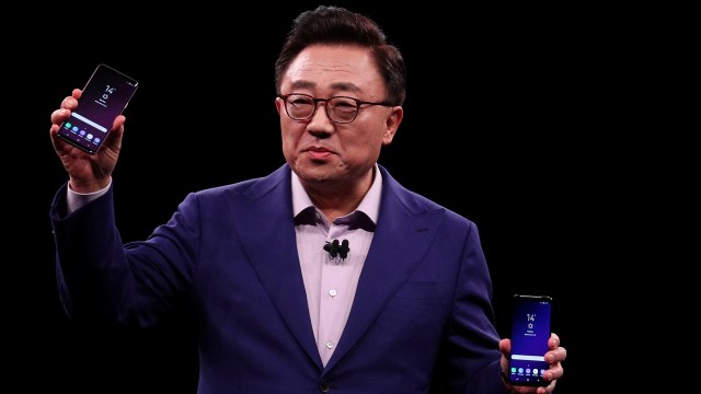 DJ Koh pamer Samsung Galaxy S9 dan S9 Plus. (Foto: Sergio Perez/Reuters)