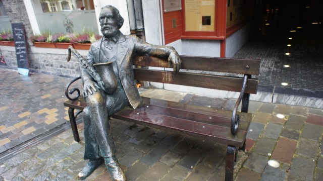 Patung Adolphe Sax di depan rumah  Sax (Foto:  Daniel Chrisendo / kumparan)