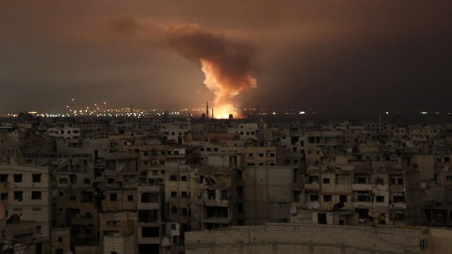 Serangan Udara di Wilayah Ghouta Timur (Foto:  AFP PHOTO / Ammar Suleiman)