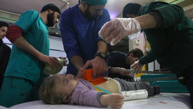Petugas Medis Suriah Merawat Bayi Korban Bom (Foto: AFP PHOTO / Hamza AL-Ajweh)