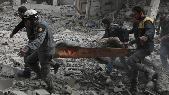 Korban Pemboman di Wilayah Ghouta Timur  (Foto: AFP PHOTO / Abdulmonam Eassa)
