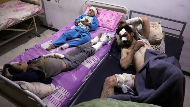 Korban Pengeboman di Wilayah Ghouta (Foto: AFP PHOTO / Amer Almohibany)