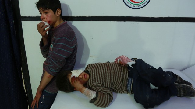 Korban Pengeboman di Wilayah Ghouta (Foto: AFP PHOTO / Hamza Al-Ajweh)
