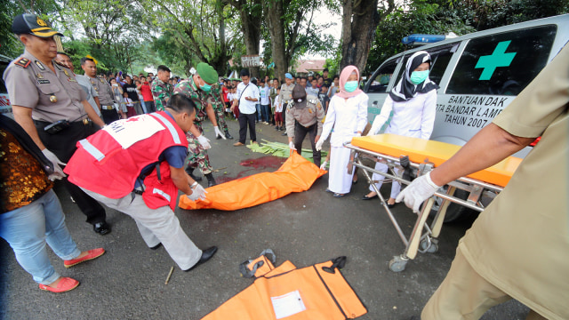 Evakuasi Korban Ledakan Tangki (Foto: ANTARA FOTO/Ardiansyah)