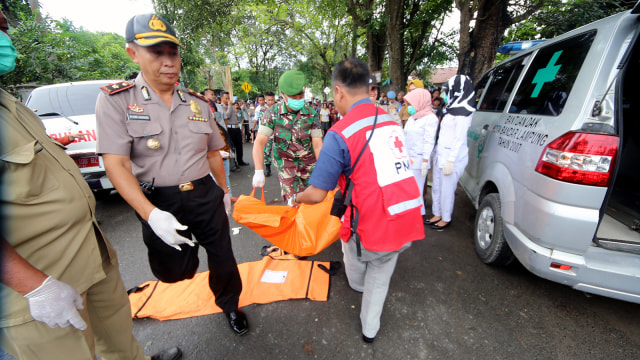 Evakuasi Korban Ledakan Tangki (Foto: ANTARA FOTO/Ardiansyah)