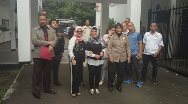 Elvy Sukaesih usai pemeriksaan di PMJ (Foto: Prabarini Kartika/kumparan)