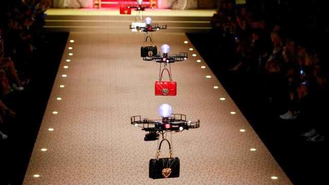 Tas Dolce & Gabbana Dibawa Drone (Foto:  REUTERS/Tony Gentile)