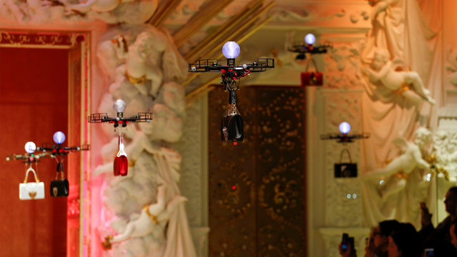 Tas Dolce&Gabbana Dibawa Drone (Foto: REUTERS/Alessandro Garofalo)