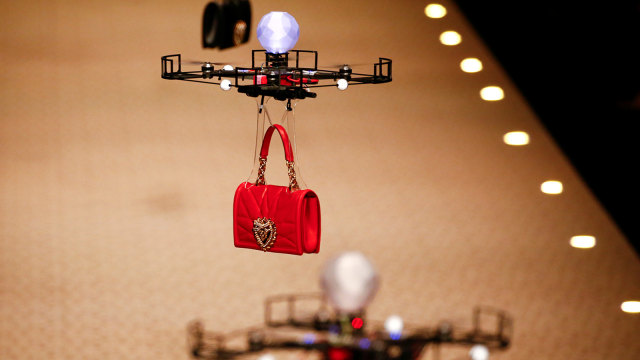 Tas Dolce&Gabbana Dibawa Drone (Foto:  REUTERS/Tony Gentile)