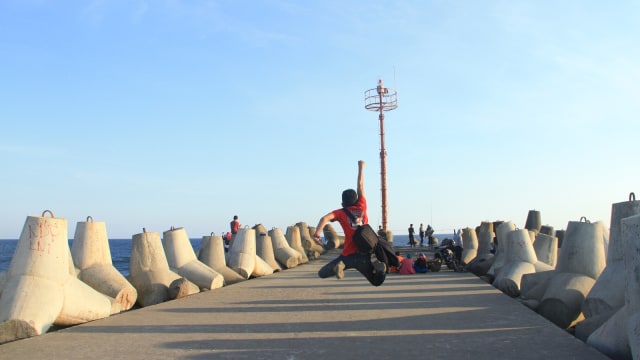 Wisatawan di Pantai Glagah (Foto: Flickr/Krestanto Herlambang)