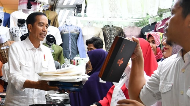 Saat Jokowi Belanja Baju Di Tanah Abang Bareng Direktur IMF | Kumparan.com