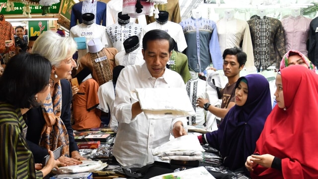 Jokowi dan Lagarde di Pasar Tanah Abang Foto: Biro Pers Setpres