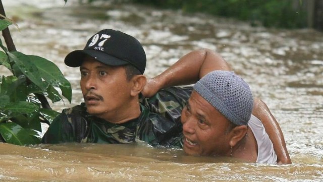 Aksi Sertu Waki selamatkan korban banjir (Foto: Twitter @Puspen_TNI)