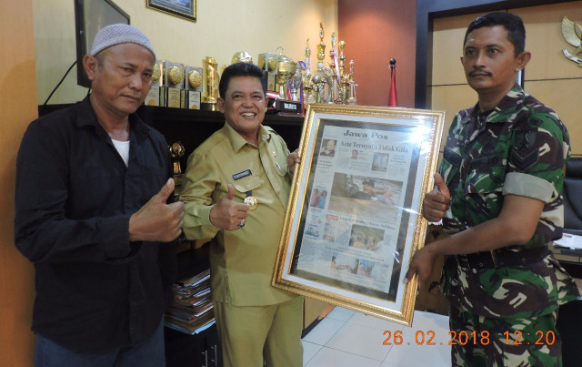 Sertu Waki mendapat penghargaan Wali Kota Pasuruan (Foto: Letkol Singgih)
