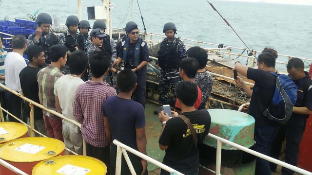 TNI AL Tangkap Kapal Ikan Asing di Bintan. (Foto: Dok. Dispen Koarmabar)