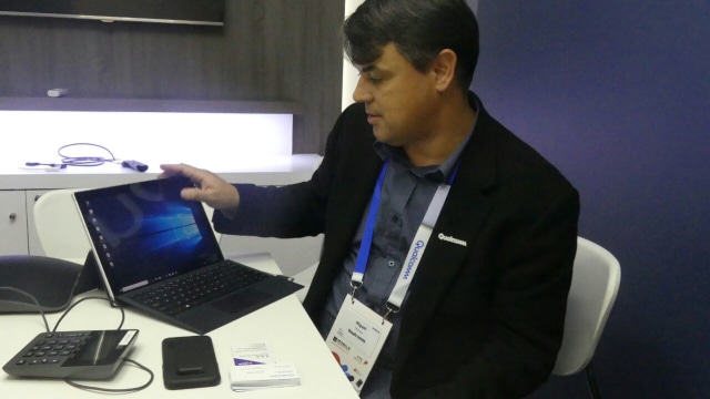 Miguel Nunes dan laptop yang pakai Snapdragon 835. (Foto: Rachmadin Ismail/kumparan)
