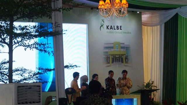 Jokowi Meninjau Pabrik Bahan Baku Obat di Cikarang (Foto: Yudhistira Amsal/kumparan)