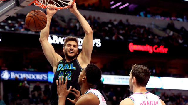 Pemain Dallas, Max Kleber, dalam laga vs Heat. (Foto: Reuters/Kevin Jairaj)