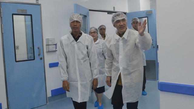 Presiden Jokowi meresmikan salah satu pabrik farmasi milik PT Kalbe Farma Tbk di Cikarang, Jawa Barat. Foto: ANTARA FOTO/Wahyu Putro 