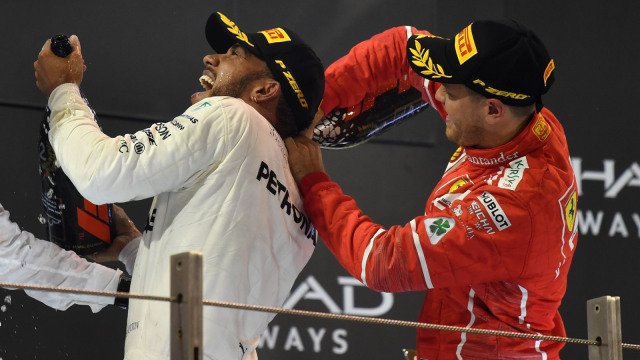 Hamilton berselebrasi dengan Vettel. (Foto: AFP/Andrej Isakovic)