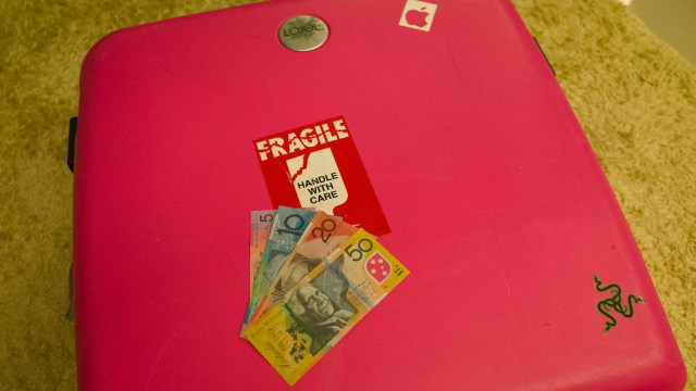 Koper dengan stiker fragile (Foto: Flick @Ricky Lai)