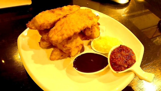 Pisang goreng goroho dan sambal roa (Foto: Instagram @deddyramon)