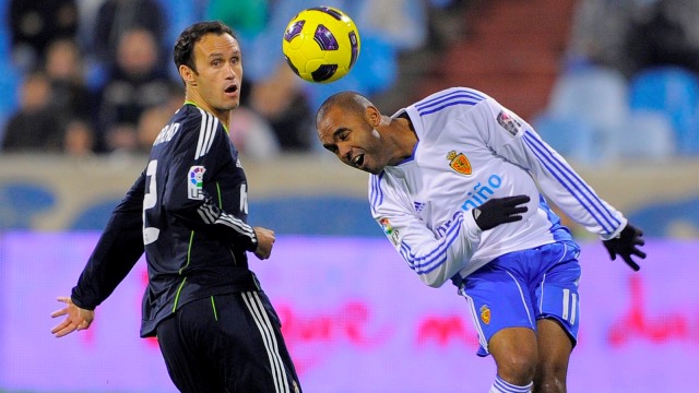 Pennant (kanan) vs Ricardo Carvalho. (Foto: AFP/Jose Jordan)