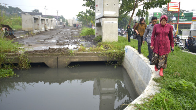 Wali Kota Risma melakukan sidak pengerjaan saluran air. (Foto:  Phaksy Sukowati/kumparan)