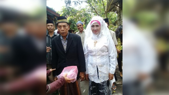 Kakek nenek yang menikah di Lombok  (Foto: Instagram @insidelombok)