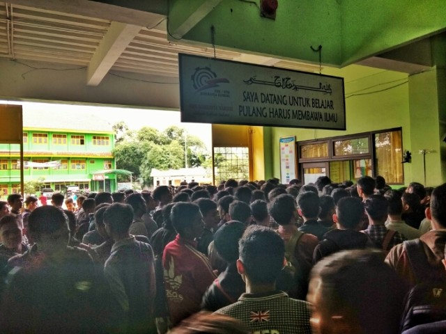 BKK SMK Binakarya Mandiri Bekasi dikepung ratusan remaja dan orang dewasa