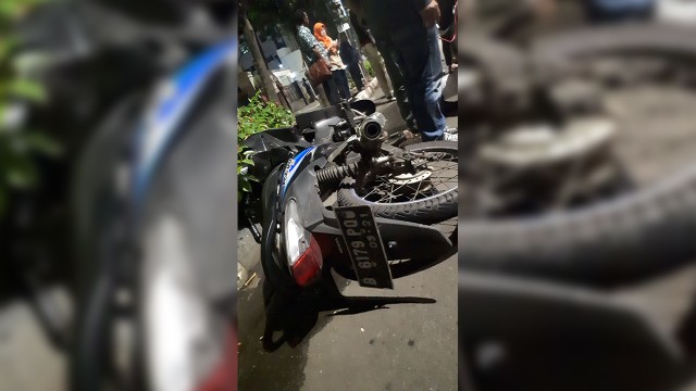 Mobil tahanan KPK di tabrak pengendara motor (Foto: Aprilandika Pratama/kumparan)