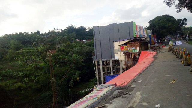Longsor warung di tepi jurang, Bogor (Foto: Ulfa/kumparan)