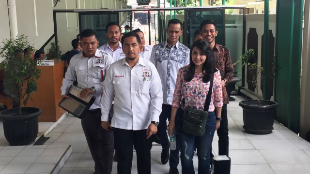 Tessa Kaunang tiba di PN Jakarta Selatan (Foto:  Sarah Yulianti Purnama/kumparan)