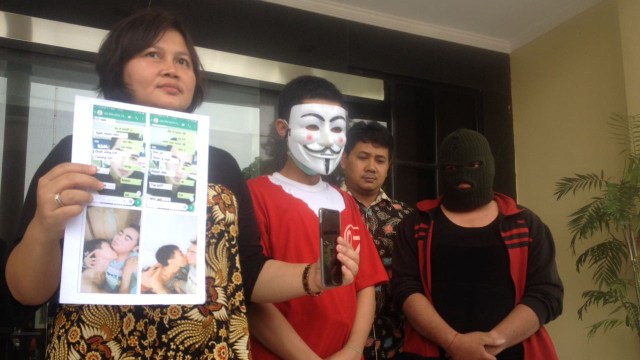 Rilis kasus prostitusi Surabaya (Foto: Phaksy Sukowati/kumparan)