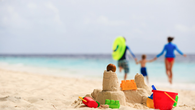 Anak bermain di pantai (Foto: Thinkstock)