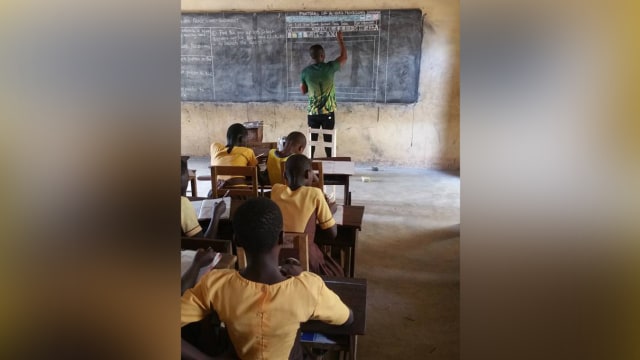 Guru yang ajarkan TIK tanpa komputer (Foto: Facebook Owura Kwadwo Hottish)