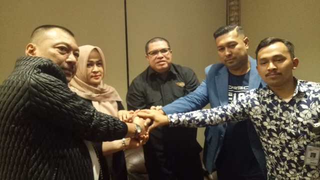 Razman Arief Nasution dan Evy Susanti Berdamai  (Foto:  Ainul Qalbi/kumparan)