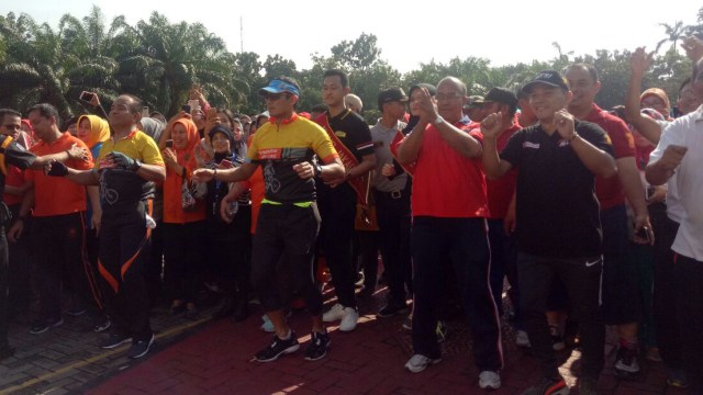 Sandiaga Uno senam di Kantor Wali Kota Jaktim (Foto: Nadia Riso/kumparan)