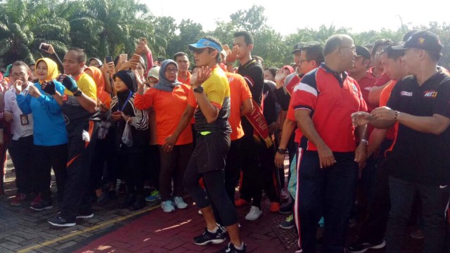 Sandiaga Uno senam di Kantor Wali Kota Jaktim (Foto: Nadia Riso/kumparan)