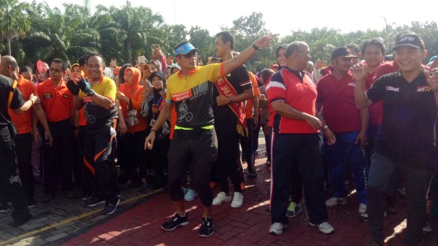 Sandiaga Uno senam di Kantor Wali Kota Jaktim (Foto: Nadia Riso/kumparan)