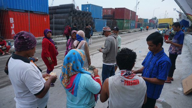 Buruh Angkut Pelabuhan Sunda Kelapa (Foto:  Jamal Ramadhan/kumparan)