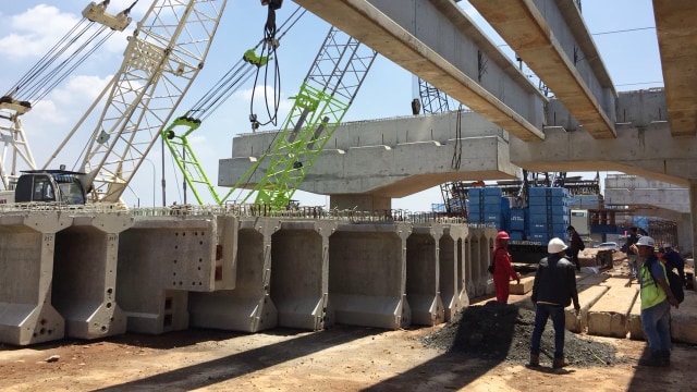 Konstruksi pembangunan Tol Becakayu. (Foto: Reki Febrian/kumparan)