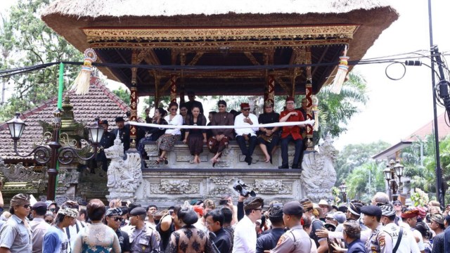 Mega dan menteri saksikan ngaben di Ubud, Bali (Foto: Twitter @Kemenpar_RI)