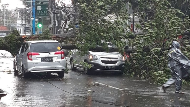 Hujan dan angin kencang di Bandung (Foto: Dok. Victor Yoga)