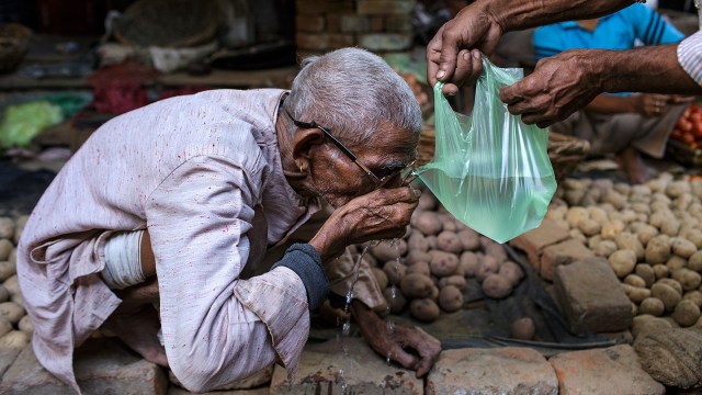 Pria tua sedang minum 