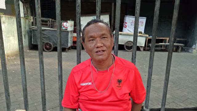 Berto Penjual mata uang asing rusak  (Foto: Ela Nurlaela/kumparan)