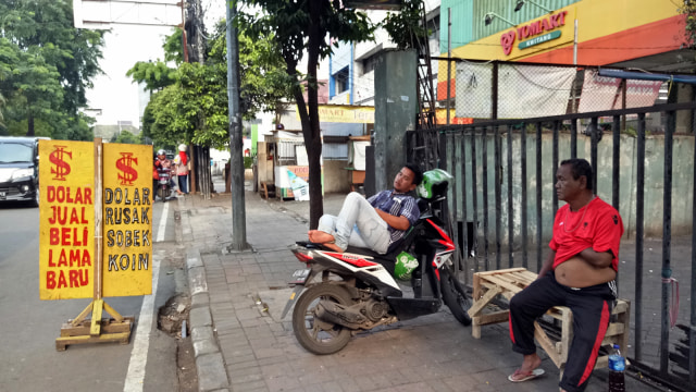 Penjual Mata Uang Asing Rusak (Foto: Ela Nurlaela/kumparan)