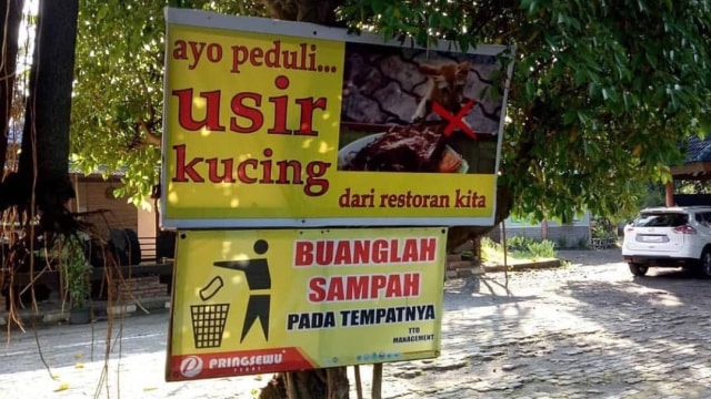 Spanduk ajakan mengusir kucing di restoran. (Foto: Instagram @doniherdaru)