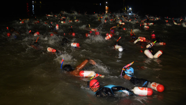 Lomba renang dan dayung Marinir di Selat Sunda. (Foto: ANTARA/Wahyu Putro A)