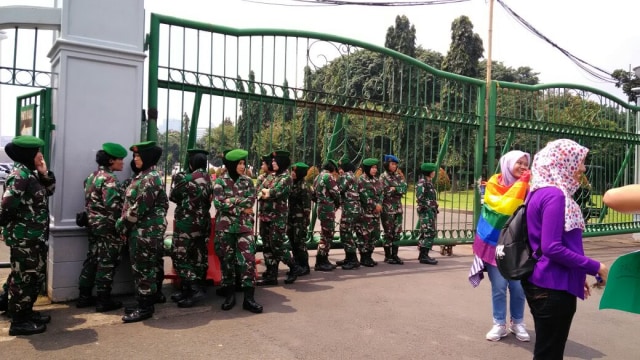 Penjagaan Polisi dan TNI di Women's March (Foto: Yuana Fatwalloh/kumparan)